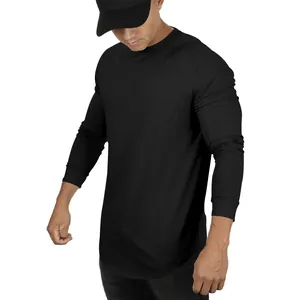 Detailansicht eines schwarzen Herren-Langarm-T-Shirts mit sportlicher Passform und Rundsaum