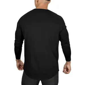 Detailansicht der Rückseite eines schwarzen Langarm-T-Shirts für Herren mit Bogensaum