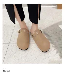 Detailansicht von hellbraunen Wildleder-Clogs mit einem weichen Kunstfellfutter