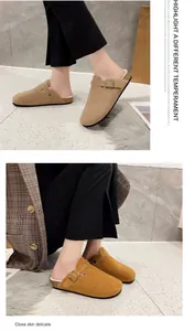 Detailansicht von Wildleder-Clogs mit Kunstfellfutter und verstellbarer Schnalle