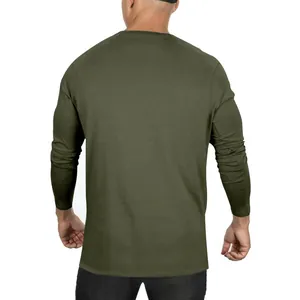 Rückansicht eines hochwertigen olivgrünen Herren-Langarm-T-Shirts mit Rundhalsausschnitt