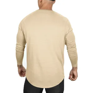 Rückansicht des beigen Langarm-T-Shirts für Herren mit modischem Rundsaum-Detail