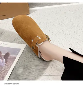 Detailaufnahme warmer brauner Wildleder-Korkclogs mit weißem Kunstfellfutter für den Winter