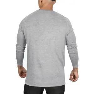 Rückenansicht eines grauen Herren-Langarm-T-Shirts mit Rundhalsausschnitt und Textur