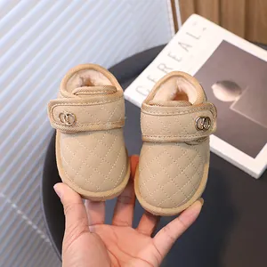 Warme beige gewatteerde peuter sneeuwlaarzen met pluche voering en een decoratieve dubbele ring