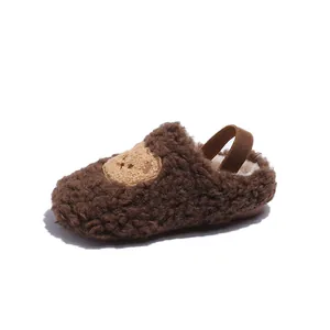 Pantofole neonato in pile marrone con ricamo orso e cinturino elastico sul tallone