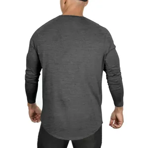 Detailansicht der Rückseite eines dunkelgrauen Langarmshirts für Herren mit Rundsaum