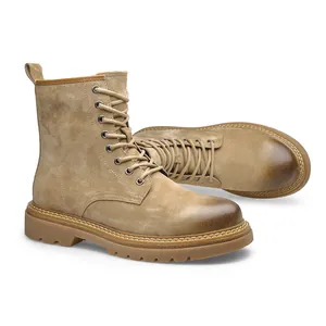 Bottes de travail classiques en daim beige pour hommes avec un design à lacets montants.