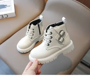 Détail des bottines Martin blanches pour enfants avec boucle stylée et fermeture éclair