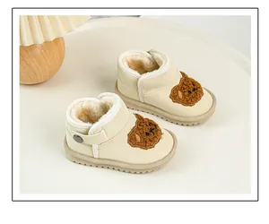 Detailansicht gemütlicher beiger Babystiefel mit süßer Bärenstickerei für Winter