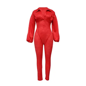 Vista detallada de un mono rojo vibrante de manga larga y cintura alta para mujer