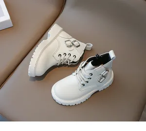 Gros plan de bottines Martin blanches pour enfants avec semelles antidérapantes