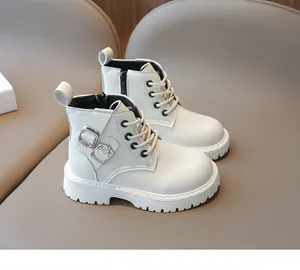 Vue détaillée de bottes Martin pour enfants blanc cassé avec sangles à boucles