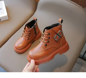 Vue détaillée des bottines Martin marron pour enfants avec texture cuir et boucle stylée