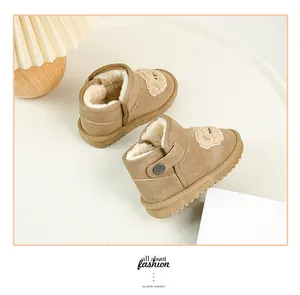 Detailansicht warmer khakifarbener Kleinkind-Schneestiefel mit Plüschfutter und Teddybär