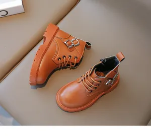 Gros plan de bottines Martin marron classiques pour enfants avec fermeture éclair latérale