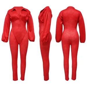 Vista frontal, lateral y trasera de un mono rojo de manga larga y cintura alta para otoño