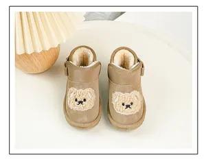 Detailansicht gemütlicher brauner Kleinkind-Schneestiefel mit Plüschfutter und Bärenmotiv