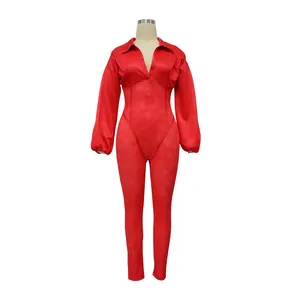 Mono rojo de manga larga con cuello en V y cintura alta presentado en un maniquí de costura