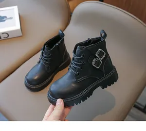 Vue détaillée des bottes Martin pour enfants noires avec boucles et lacets