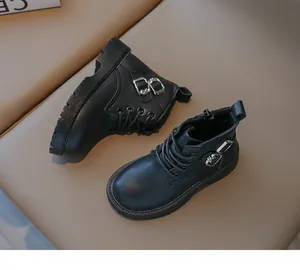 Vue détaillée de bottines en cuir noir pour enfants avec boucle et lacets.
