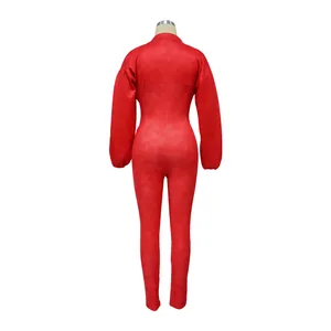 Vista trasera de un mono rojo de manga larga y cintura alta con silueta ajustada para mujer.
