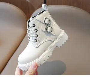 Vue détaillée de bottes Martin classiques blanc crème pour enfants avec boucles en métal