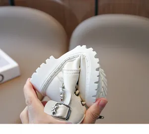 Détail de la semelle flexible des bottines blanches pour enfants avec antidérapant