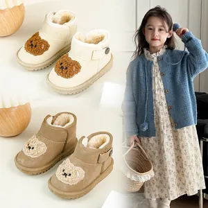 Warme Plüsch-Winterschneeschuhe für Kleinkinder mit süßem Bären-Patch und weichen Sohlen