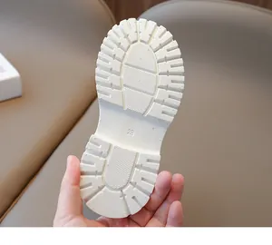 Gros plan sur la semelle crantée antidérapante blanche des bottines pour enfants