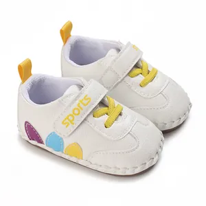 Scarpe da camminata bianche per neonati con lacci gialli e vivaci accenti colorati laterali