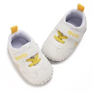 Vista dettagliata delle scarpe bianche per neonati con velcro giallo e texture morbida.