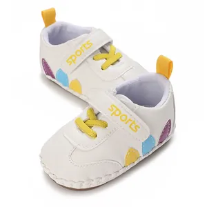 Scarpe primi passi bianche per neonati con dettagli colorati e velcro giallo