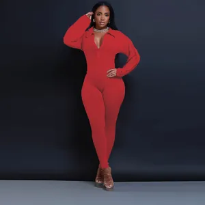 Elegante mono rojo de manga larga con diseño de cremallera y cintura alta en tejido de canalé