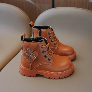 Bottes Martin élégantes en cuir marron pour enfants avec boucles latérales et semelles épaisses
