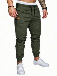 Detalle de pantalones cargo verde oliva para hombre con cordón y puños elásticos