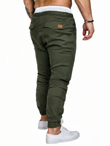 Vista trasera de pantalones cargo verde oliva para hombre con puños elásticos y bolsillos