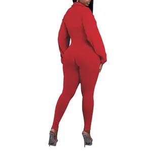 Vista trasera de un mono rojo de manga larga confeccionado en punto de canalé