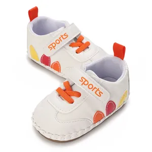 Scarpe da camminata bianche per neonati di alta qualità con cinturino sportivo e lacci arancioni