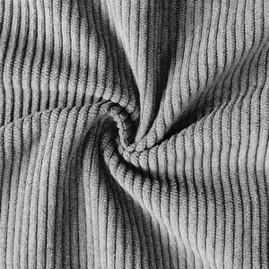 Vista macro de la tela de pana acanalada gris que muestra detalles de textura suave