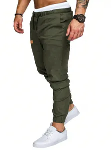 Detalle de pantalones jogger tipo cargo verde oliva para hombre con cintura elástica cómoda