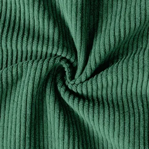 Primer plano de tela de pana verde que muestra textura suave y líneas verticales