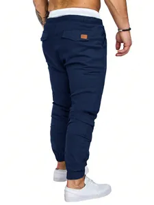 Vista trasera de pantalones cargo azules para hombre con bolsillo y ajuste elástico
