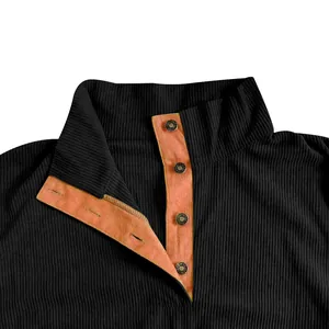 Primer plano detallado de sudadera de pana para hombre con cuello alto y botones