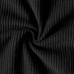 Primer plano detallado de la tela de pana negra que muestra la textura suave de calidad