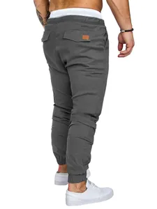 Detalle vista trasera de pantalones cargo grises para hombre con cintura elástica