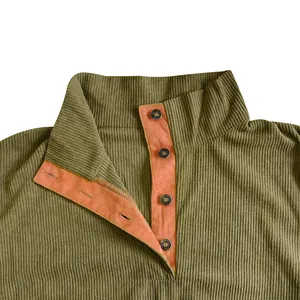 Detalle macro del cuello de sudadera de pana para hombre con cierre de botones