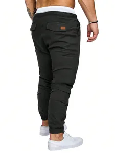 Detalle de los pantalones cargo tipo jogger gris oscuro para hombre con cintura elástica