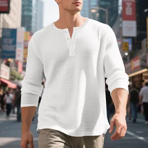 Detalle de la camiseta Henley de manga larga de punto gofrado para hombre en blanco