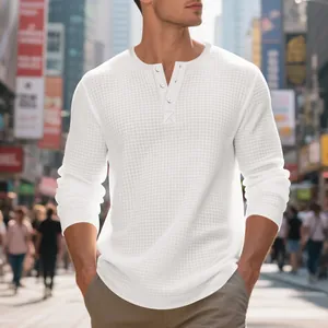 Primer plano de camiseta henley blanca de manga larga con punto de gofre y botones
